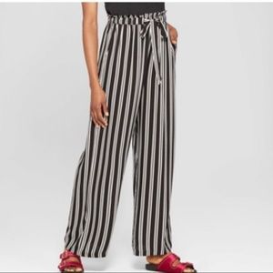 Xhiliration black & white tie-waist palazzo pants